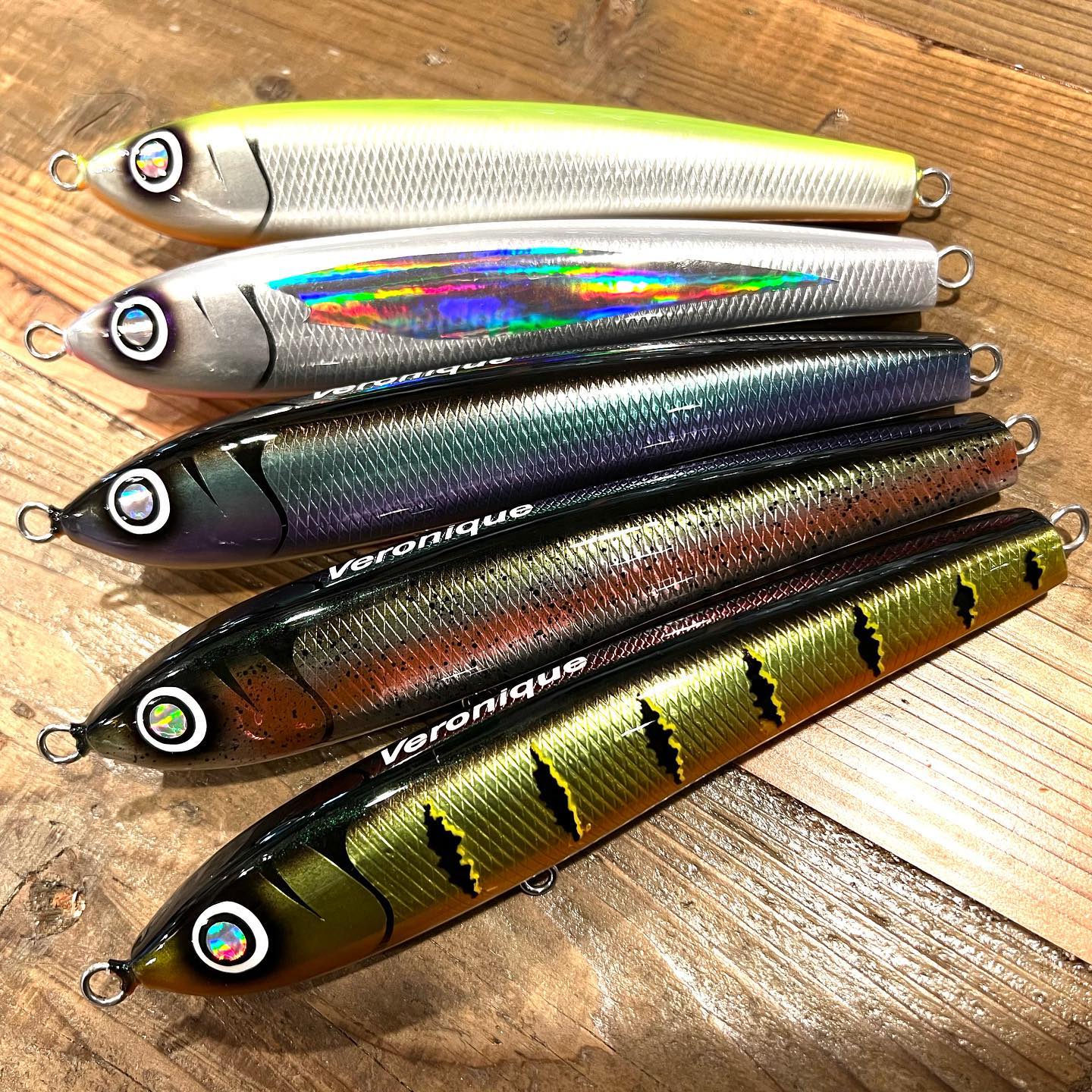 SOHO【Veronique180】初入荷しました〜! 前々からカッコいいルアーだなぁと思っていて遂に取り扱いが実現しました! 180mm,70gで、飛行姿勢抜群との事ですのでぶっ飛ぶの、間違いないです。 ショアアングラーにおススメのダイビングペンシルです! ※少量入荷の為、店頭に SOHO【Veronique180】初入荷しました〜! 前々からカッコいいルアーだなぁと思っていて遂に取り扱いが実現しました! 180mm,70gで、飛行姿勢抜群との事ですのでぶっ飛ぶの、間違いないです。 ショアアングラーにおススメのダイビングペンシルです! ※少量入荷の為、店頭に