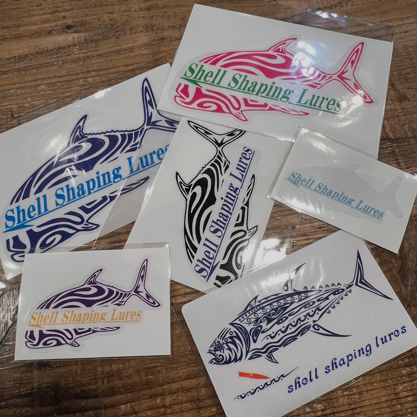 SHELL SHAPING LURESより、欠品中だったステッカー全種類再入荷しました〜🤗タックルボックス、クーラー等に貼っちゃって下さい！前回入荷した、ドライT&ドライロングTもオンラインショップアップしてますので是非ご利用ください！